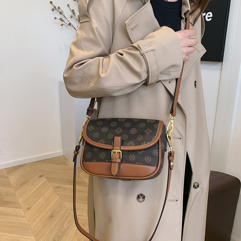 2025 New Designer-Designed Retro Shoulder Bag - European Vintage Alphabet Crossbody Ladies Flap Printing Fashion Square Handbag Girl Crossbody Saddle 