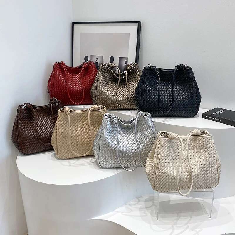 New Large-capacity, Versatile High-quality Underarm Commuting with High-end Feel and A Lightweight Crossbody Bag