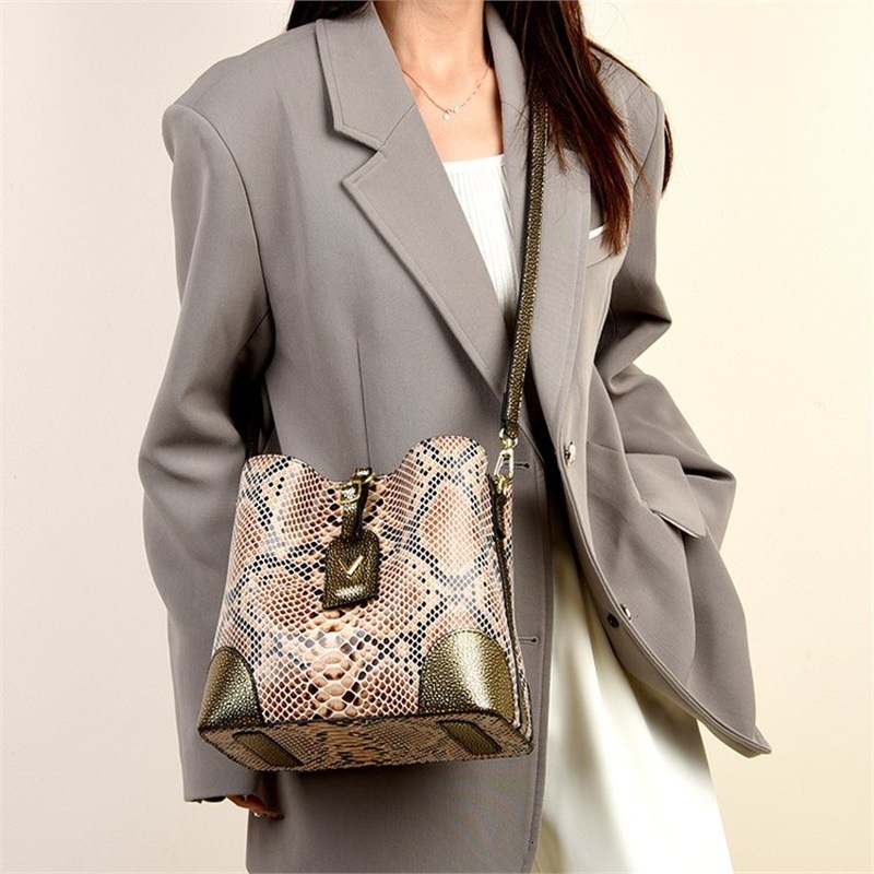 2024 Versatile Serpentine Women's Fashion Single Shoulder Crossover Bucket Bag