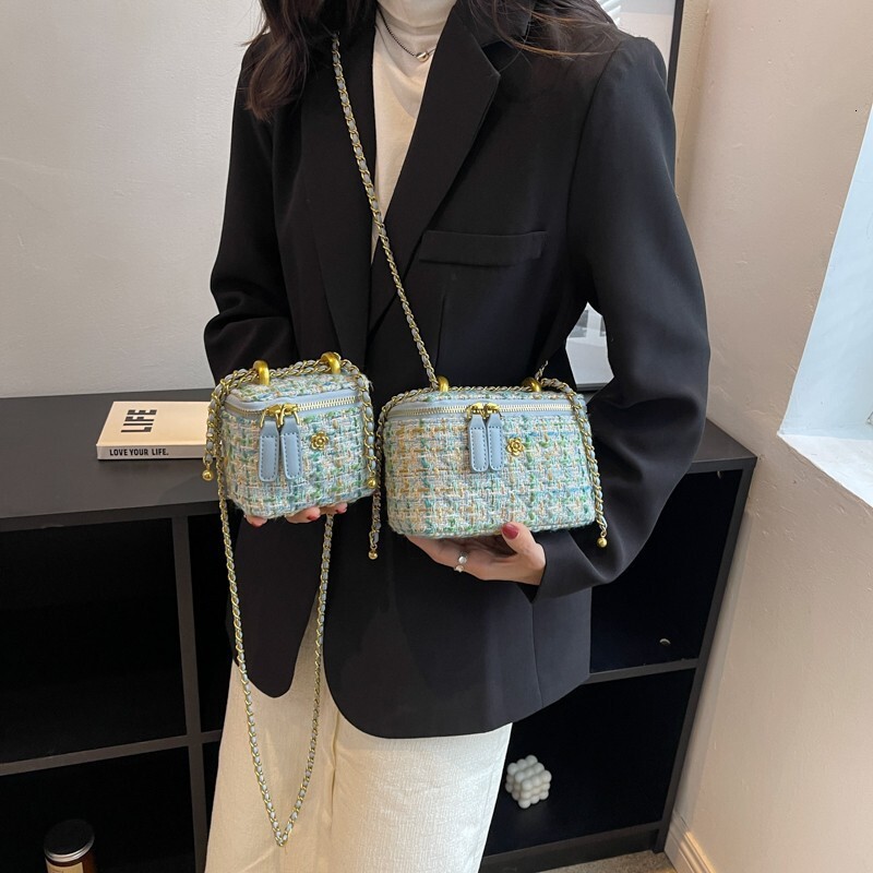 Xiaoxiangfeng woolen mini chain women 2022 new niche design box for autumn and winter versatile crossbody bag 1