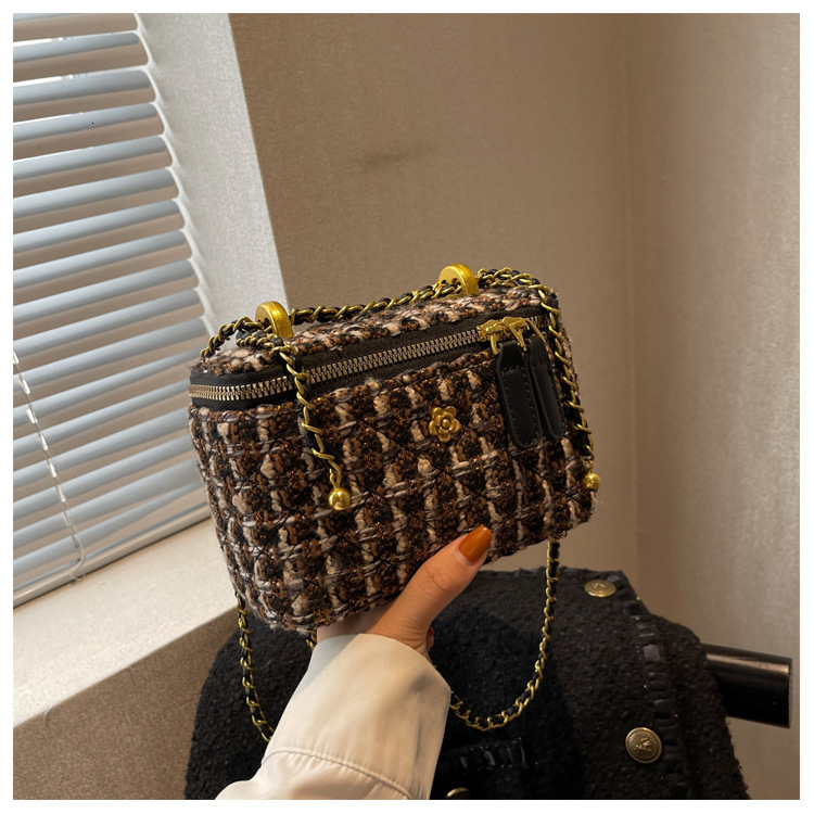 Xiaoxiangfeng woolen mini chain women 2022 new niche design box for autumn and winter versatile crossbody bag 1