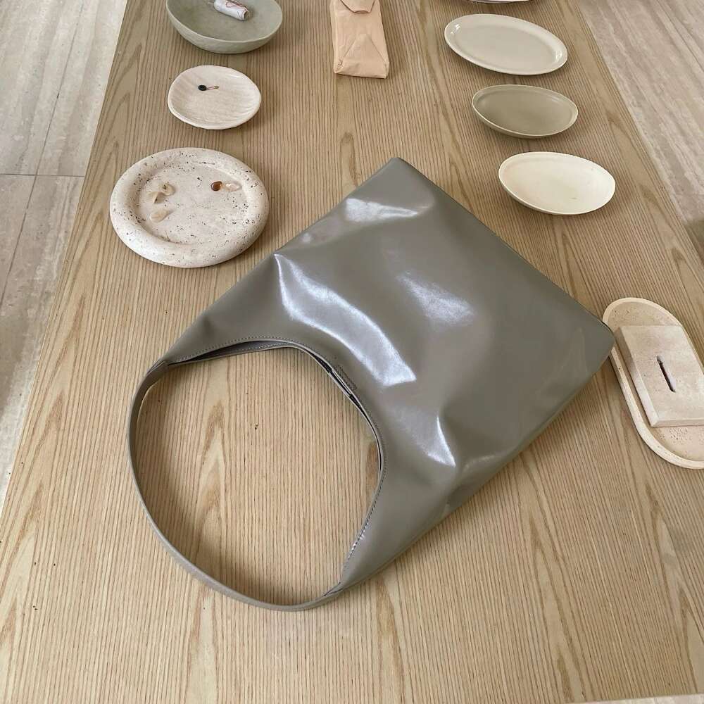Motingsome Spring New Women Shoulder Bag Genuine Leather Oil Wax Skin Large Capacity Tote Underarm Bucket Purse 2025