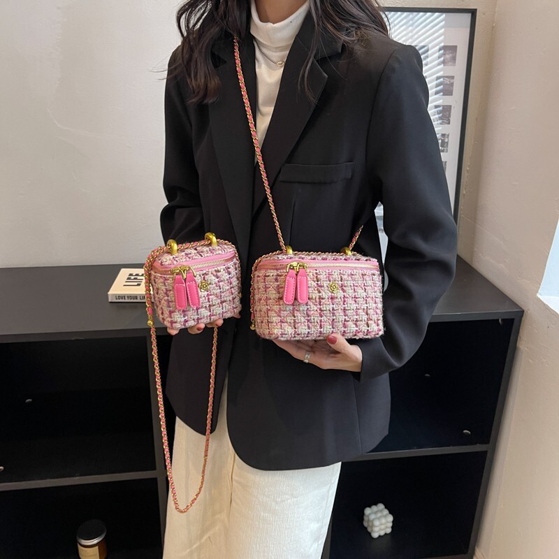 Xiaoxiangfeng woolen mini chain women 2022 new niche design box for autumn and winter versatile crossbody bag 1
