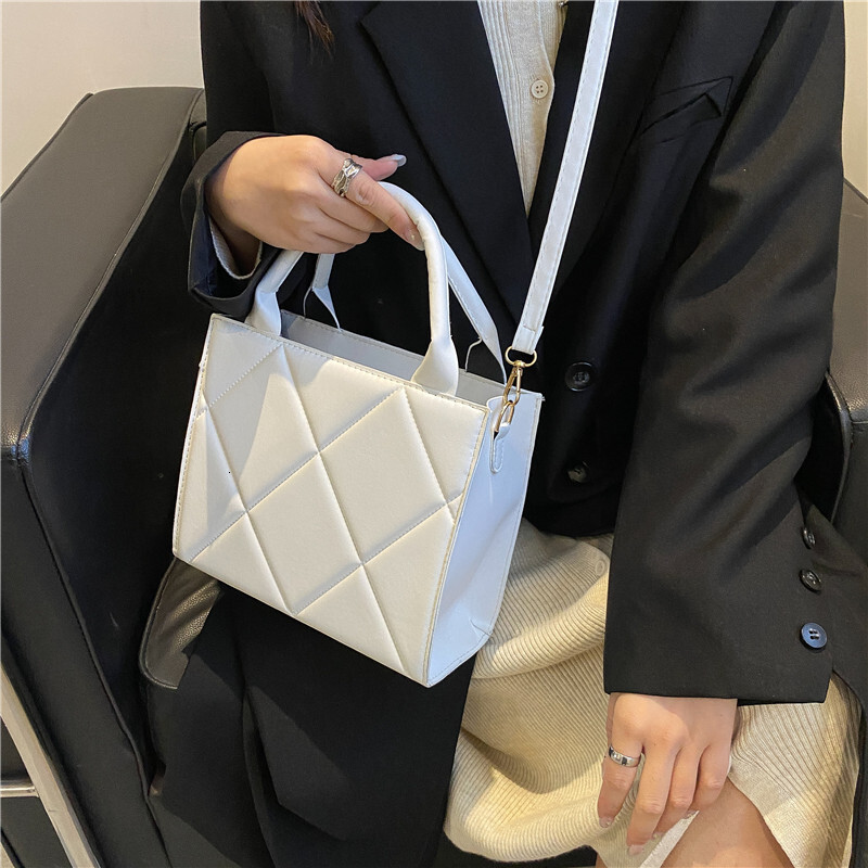 Western style solid for women's 2021 new winter diamond grid candy color portable one shoulder crossbody bag, simple small square bag