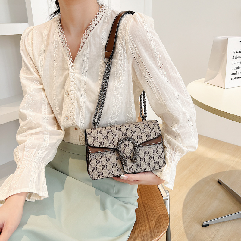 Free shipping. Designer's 2025 new cross-border trend retro printed chain bag, popular underarm bag, crossbody single-shoulder bag, small square 