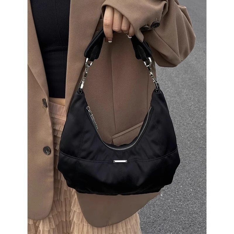 Baobao Women's 2023 New Black Cloud High Sense Small Group Underarm Handbill of Ladle Shoulder Crescent Bag