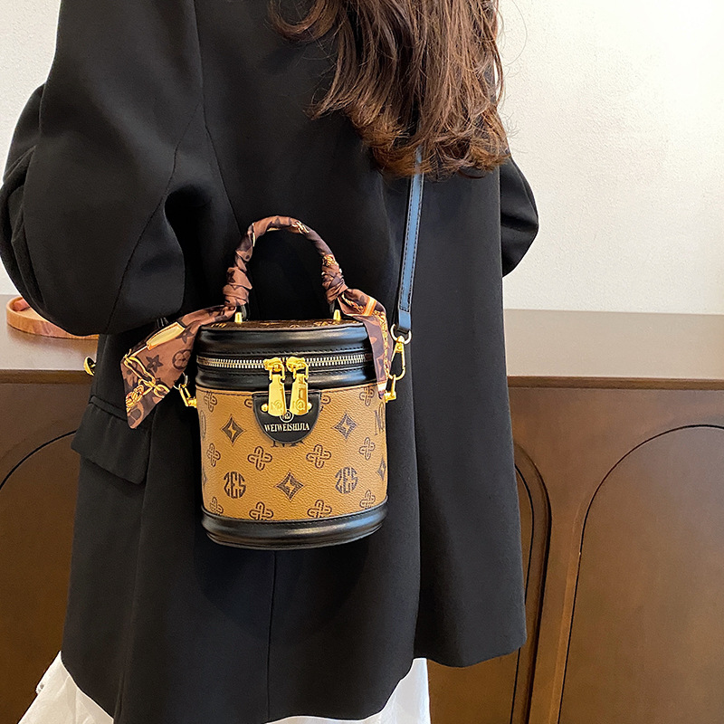 Cylinder bag 2025 new niche hand-held cylindrical bucket bag single-shouldered messenger old rice bucket bag