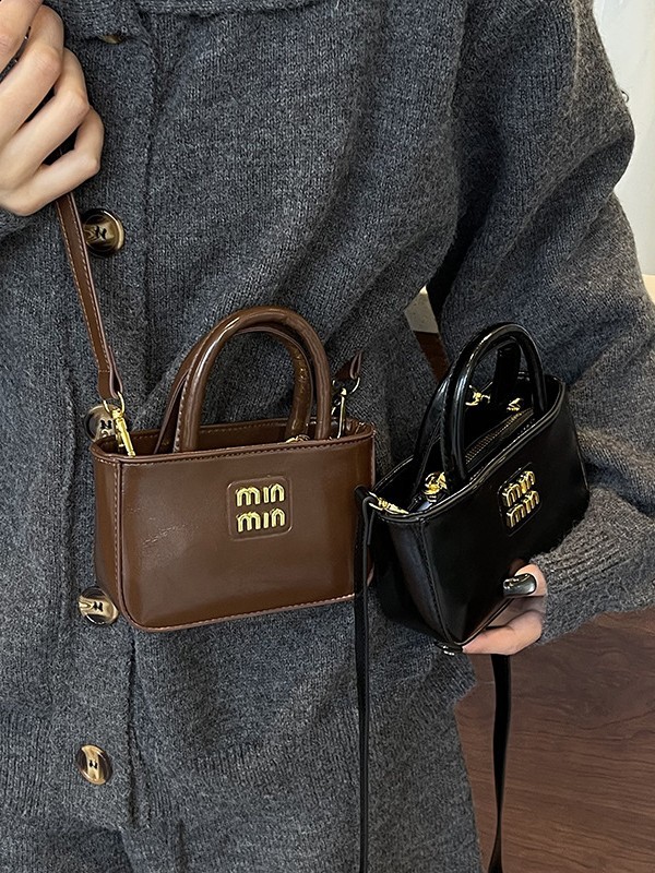 Free shipping, designer Korean version 2025 new popular mini hand-held small square bag, versatile and trendy parent-child style, fashionable crossbod