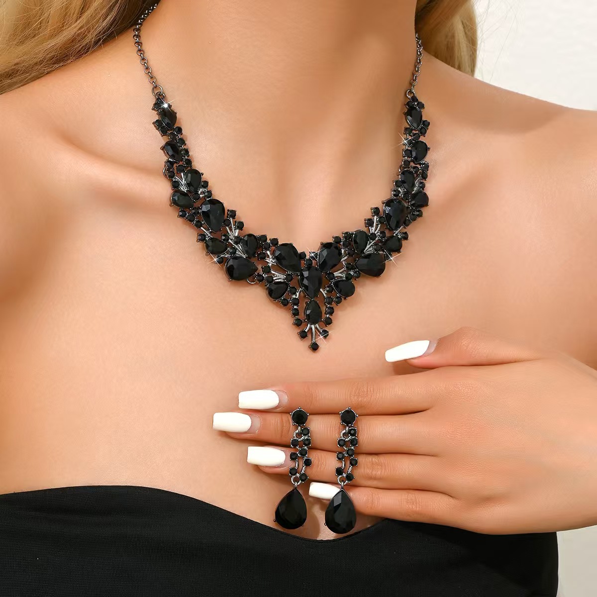 Sophisticated Rhinestone Bridal Accessory Ensemble: Classic Teardrop Necklace/Ear Piercing Pair