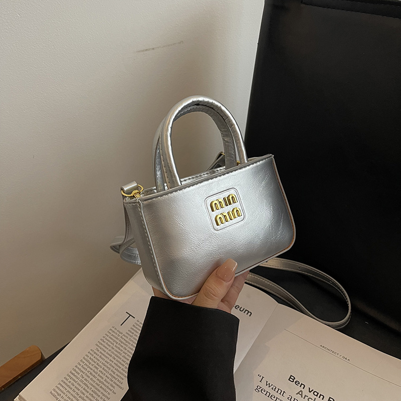 Free shipping, designer Korean version 2025 new popular mini hand-held small square bag, versatile and trendy parent-child style, fashionable crossbod