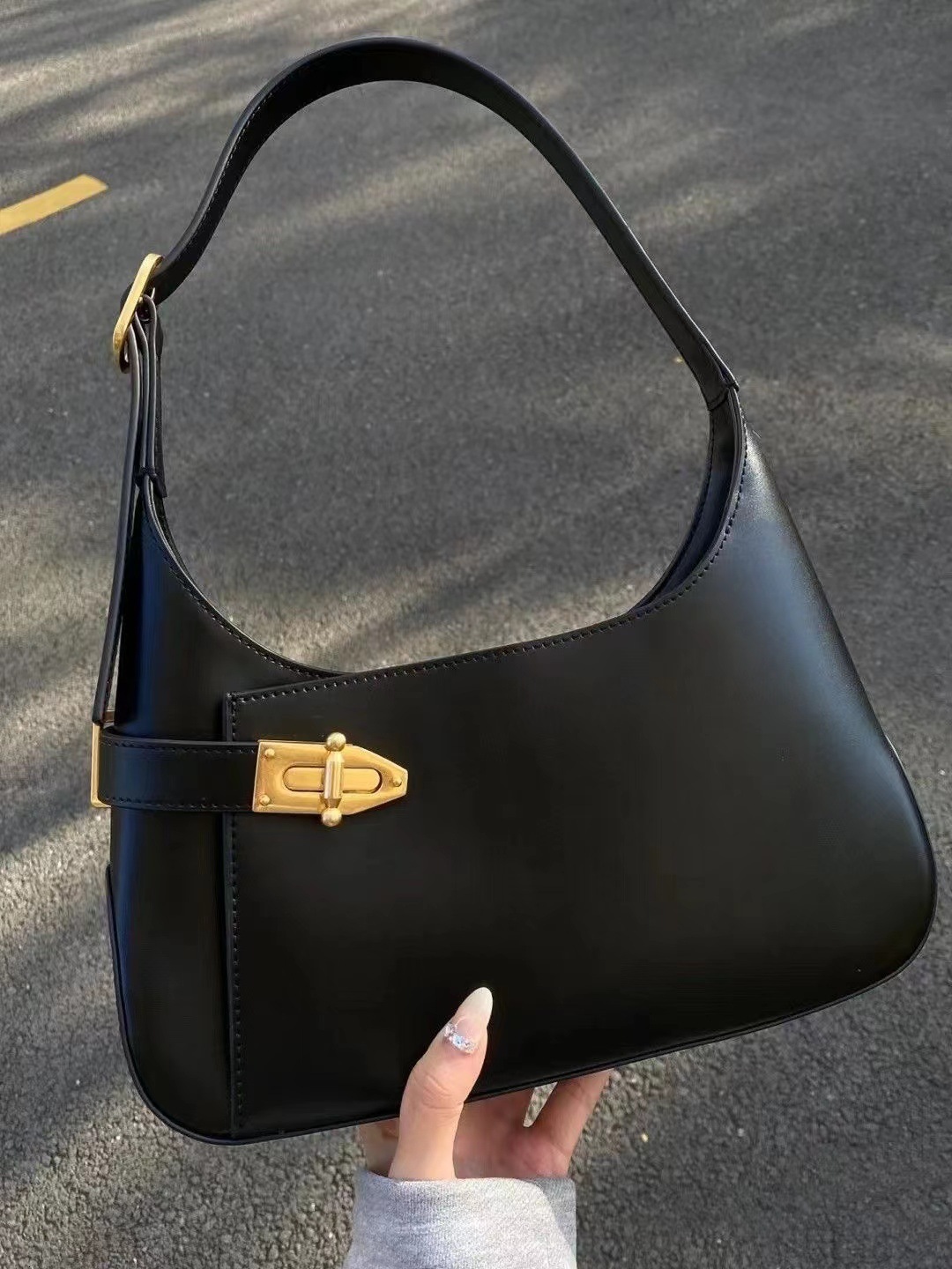 Small niche light luxury women's trendy armpit bags, high-end designs, fashionable, simple, exquisite, versatile handbags, and small bags