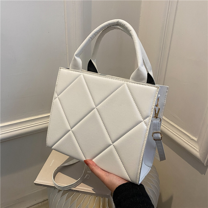 Western style solid for women's 2021 new winter diamond grid candy color portable one shoulder crossbody bag, simple small square bag
