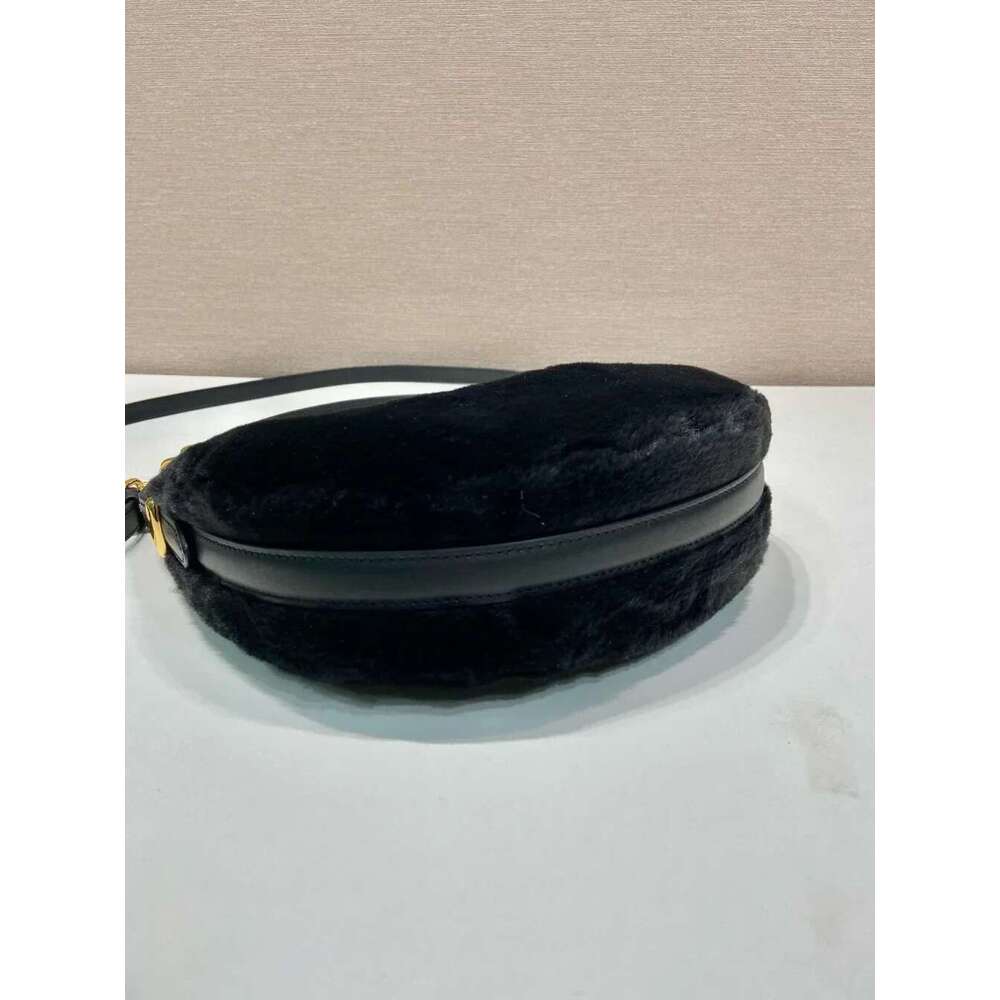 High Quality Fashion Shoulder Women Wool Retro Moon Armpit Bag Brand Diagonal Cross Soft Designer Handbag