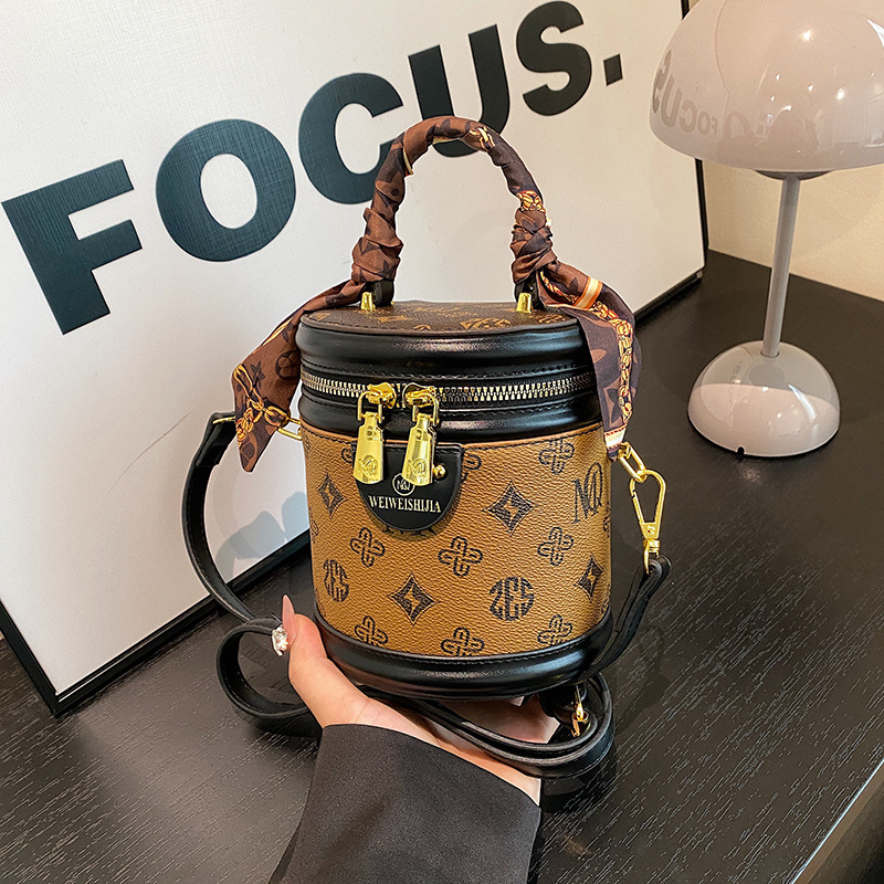 Cylinder bag 2025 new niche hand-held cylindrical bucket bag single-shouldered messenger old rice bucket bag