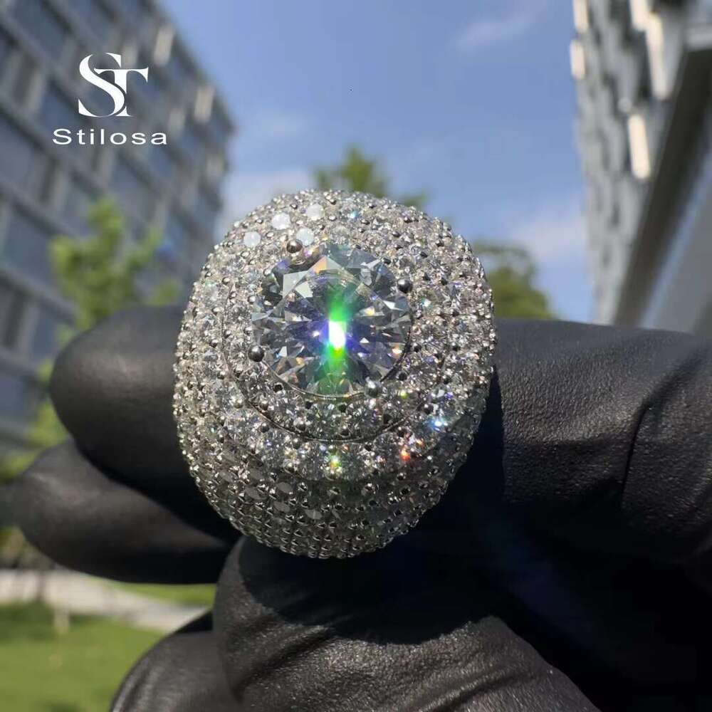 Fashion jewelry ring made of pure silver paired with VVS silica ice for hip-hop effect