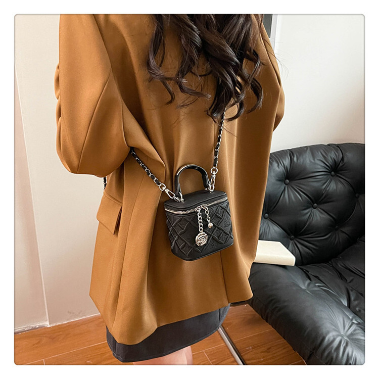 Fashion Women's Shoulder Bag Free Shipping Designer Bag Lingge Chain Suitcase Square Bag Embroidered Shoulder Bag New Phone Lipstick Storage Make