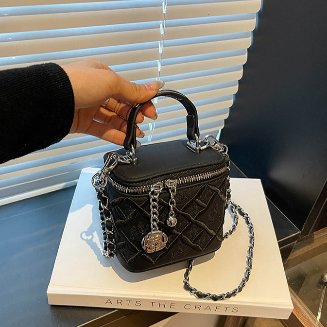 Fashion Women's Shoulder Bag Free Shipping Designer Bag Lingge Chain Suitcase Square Bag Embroidered Shoulder Bag New Phone Lipstick Storage Make