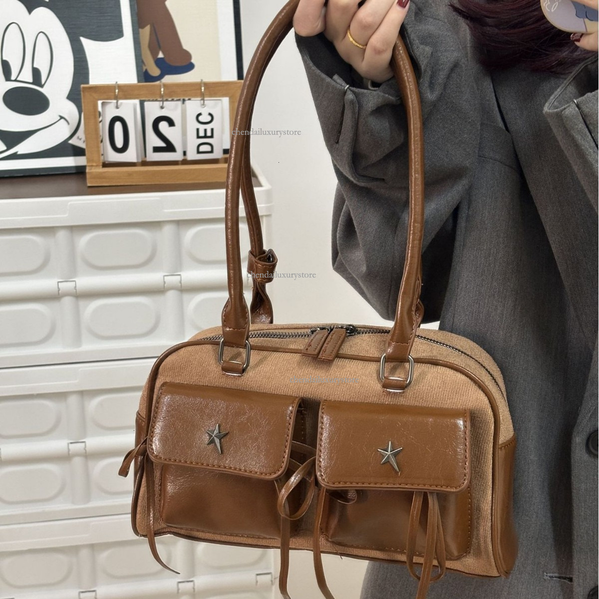 Free Delivery Designer Bag Women's Crossbody Bag Fashionable Retro Bowling Bag New Large Capacity Boston Bag Niche Hand-held Shoulder Bag Casual 