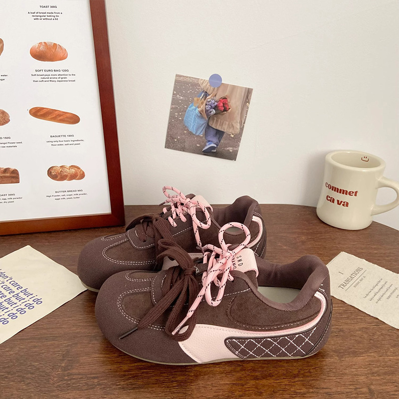 Pink training board shoes, fashionable and cute new style, unique and niche. Puff bread shoes, designer, fashionable women's white shoes