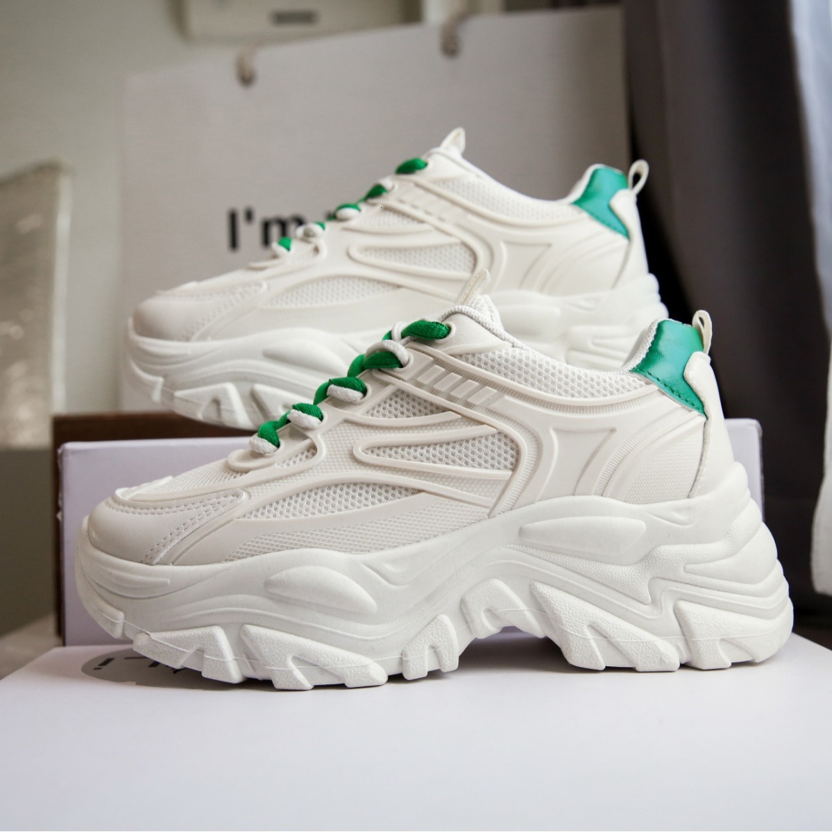 White niche aesthetic value women's multifunctional shoe designer fashionable breathable casual sports shoes, suitable for women