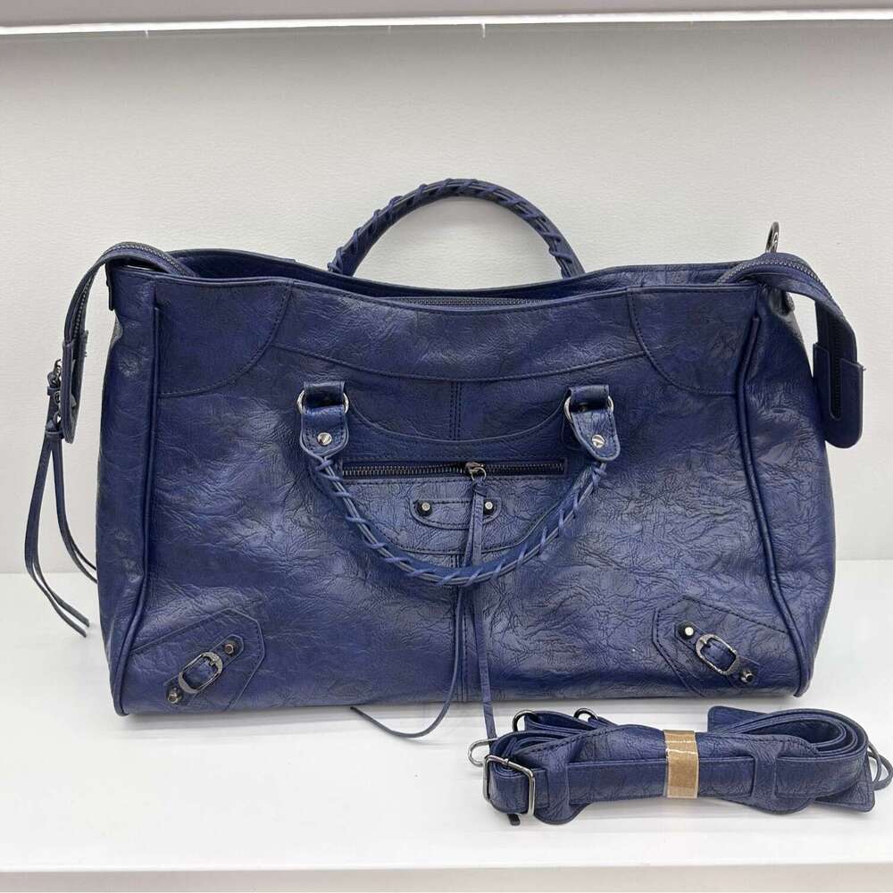 Oversized travel with sheepskin pattern and black nails carrying crossbody bag