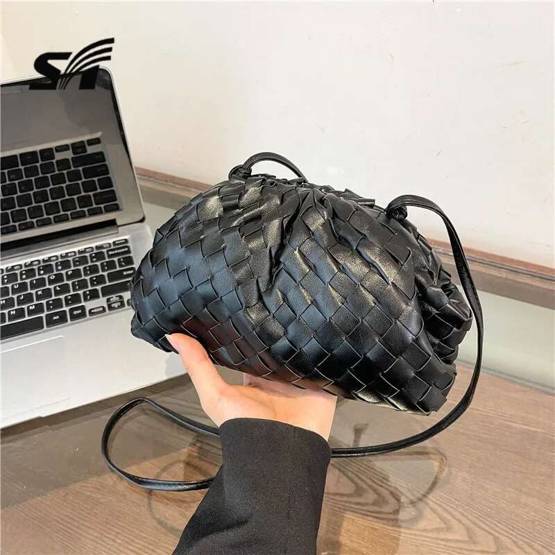 New Cloud Summer Versatile High-end Sense Niche Shoulder Messenger Temperament Woven Women's Bag Handbags