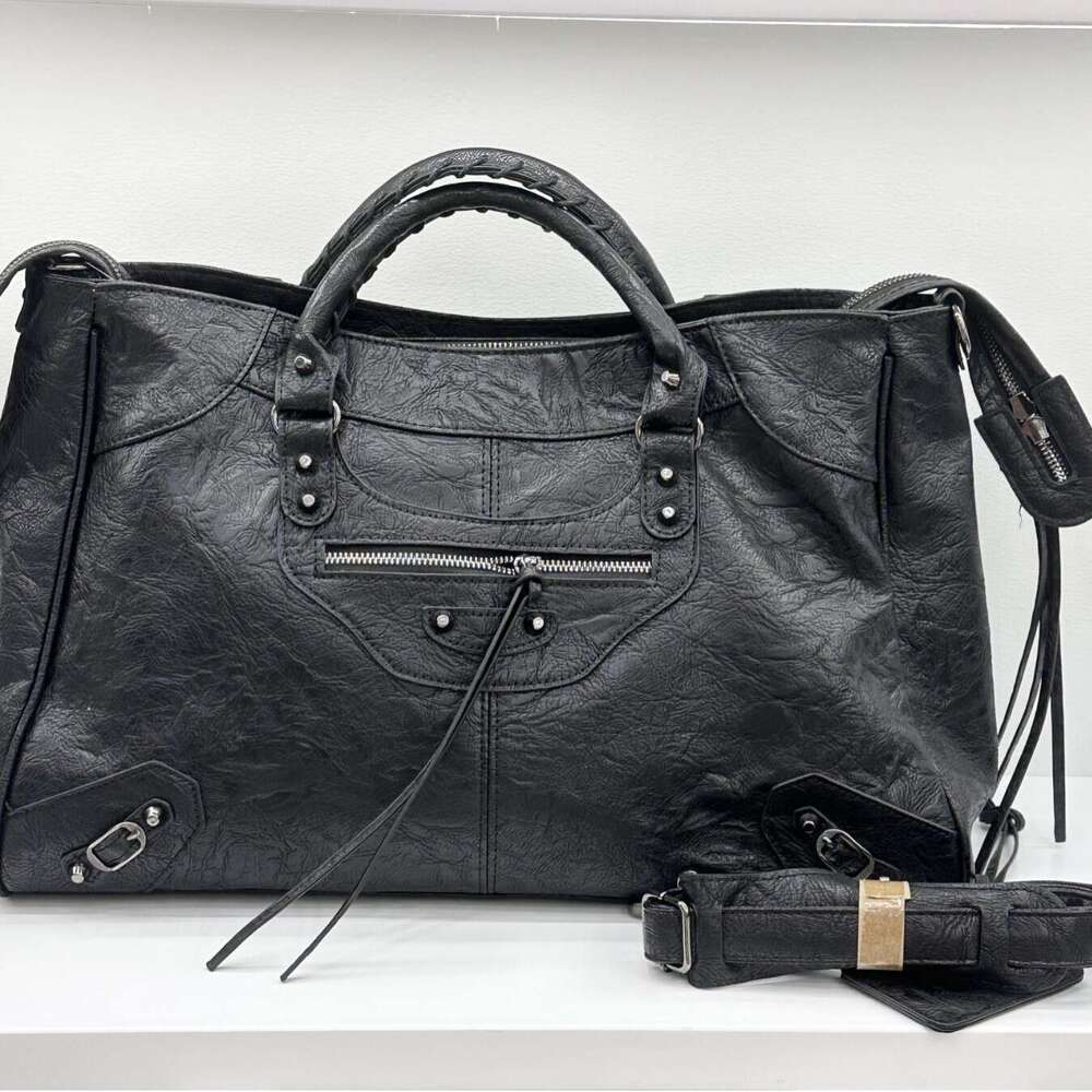 Oversized travel with sheepskin pattern and black nails carrying crossbody bag