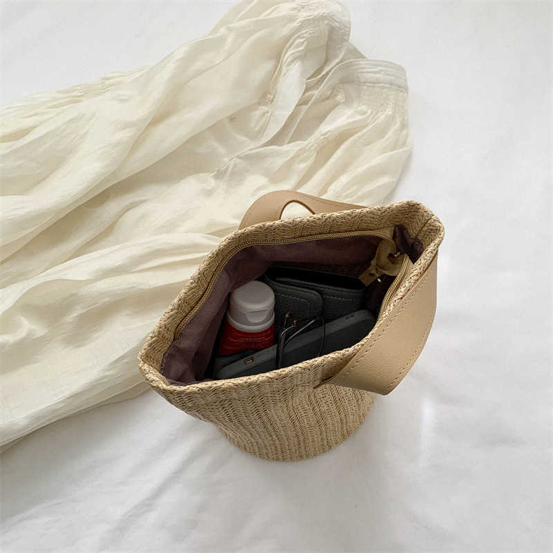 Summer Small Bag Women New Girl Grass Woven Bucket Bag Vacation Beach Bag Woven Handheld Bento Bag
