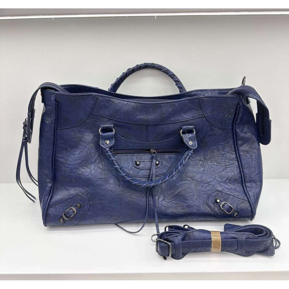 Oversized travel with sheepskin pattern and black nails carrying crossbody bag