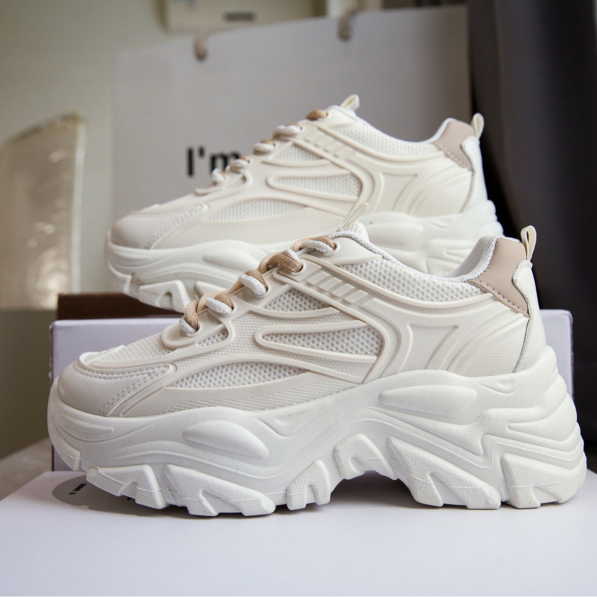 White niche aesthetic value women's multifunctional shoe designer fashionable breathable casual sports shoes, suitable for women