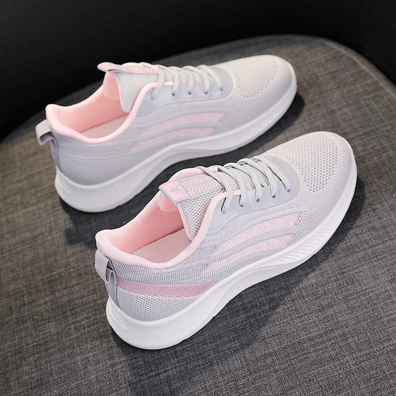 Women's new casual soft soled lightweight travel shoes designed by fashionable daily commuting trend breathable sports shoes