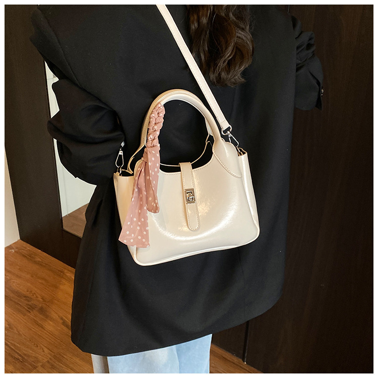 2025 Free Shipping Designer Women's Bag Fashion Handbag New Korean Version Casual Belt Metal Buckle Simple Shoulder Bag Red Phone Bag Student Bag