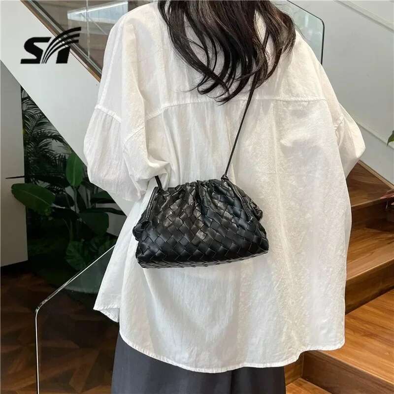 New Cloud Summer Versatile High-end Sense Niche Shoulder Messenger Temperament Woven Women's Bag Handbags