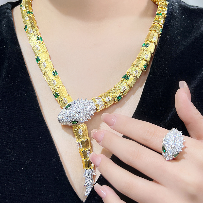 Luxurious queen snake necklace heavy texture gold-plated elastic switch retro exaggerated snake clavicle chain free delivery.