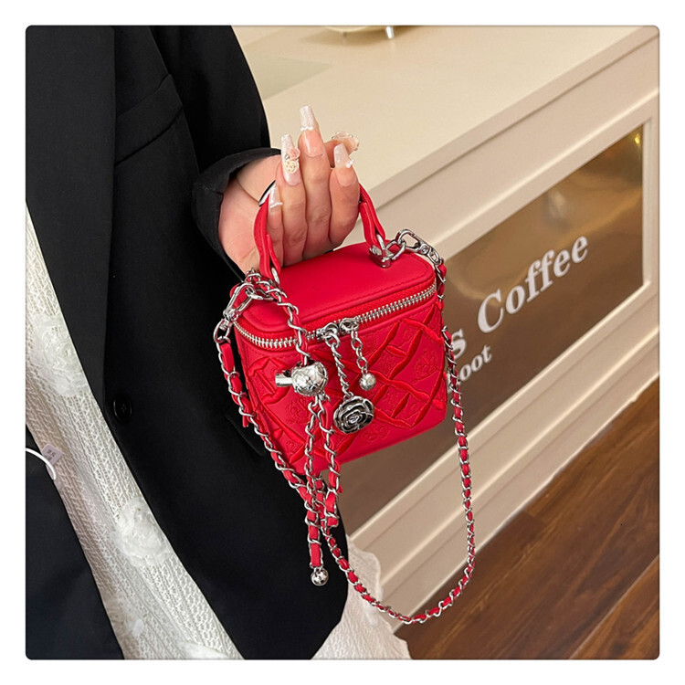 Fashion Women's Shoulder Bag Free Shipping Designer Bag Lingge Chain Suitcase Square Bag Embroidered Shoulder Bag New Phone Lipstick Storage Make