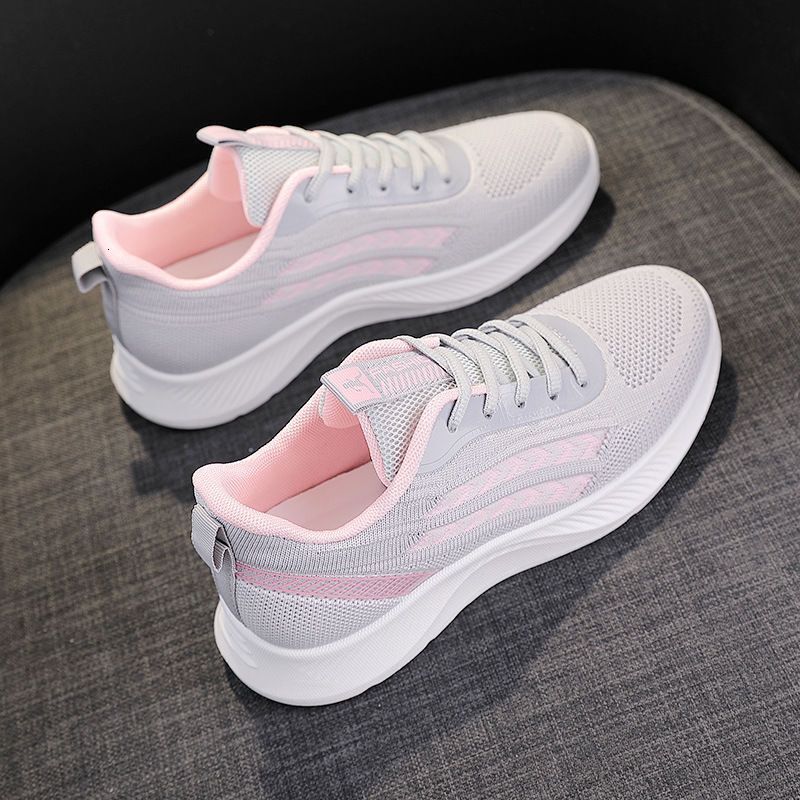 Women's new casual soft soled lightweight travel shoes designed by fashionable daily commuting trend breathable sports shoes