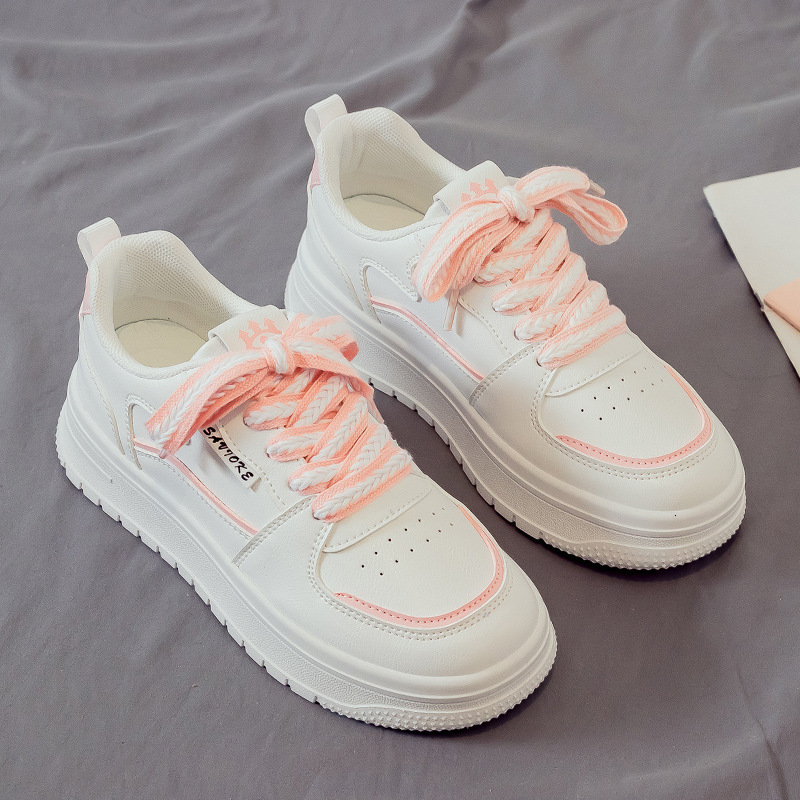 New white women's breathable multifunctional sports shoes designed by fashionable and casual soft soled sports shoes designer