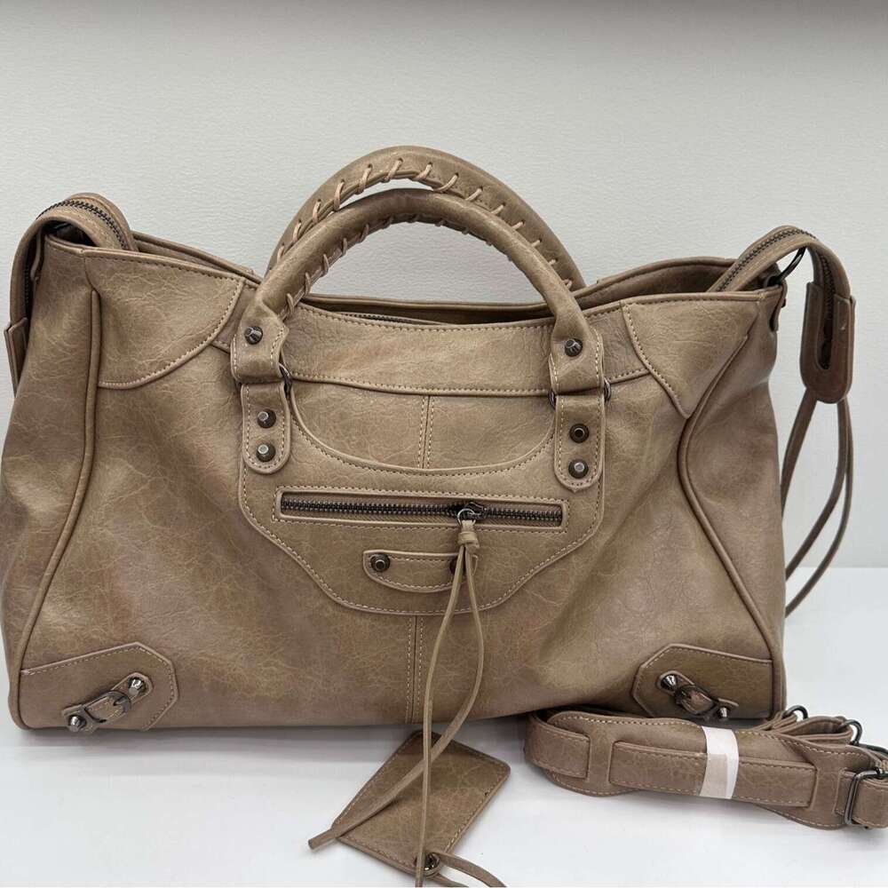 Oversized travel with sheepskin pattern and black nails carrying crossbody bag