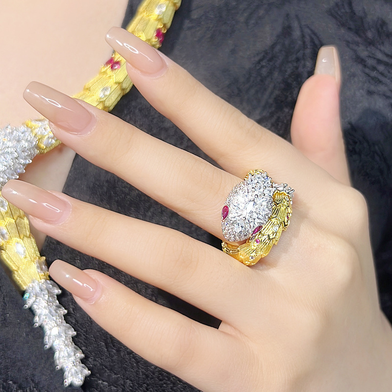 Luxurious queen snake necklace heavy texture gold-plated elastic switch retro exaggerated snake clavicle chain free delivery.