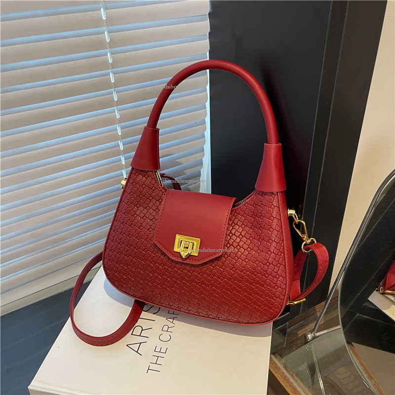 Free Delivery Designer Bag Women's Crossbody Bag New Fashionable Woven Hand-held Shoulder Bag Women's Versatile Casual Crescent Dumpling Bag