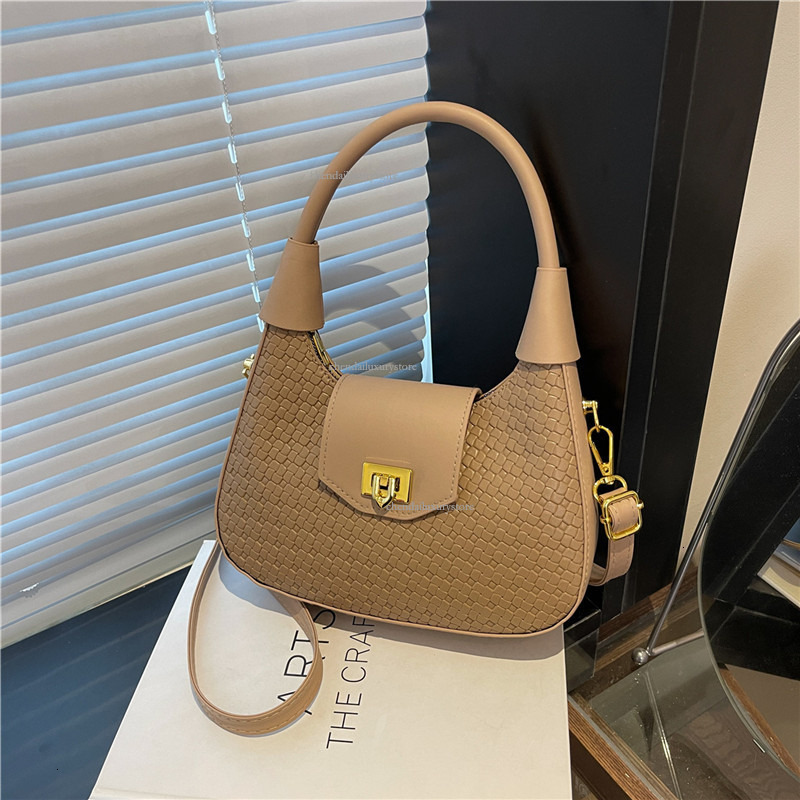 Free Delivery Designer Bag Women's Crossbody Bag New Fashionable Woven Hand-held Shoulder Bag Women's Versatile Casual Crescent Dumpling Bag