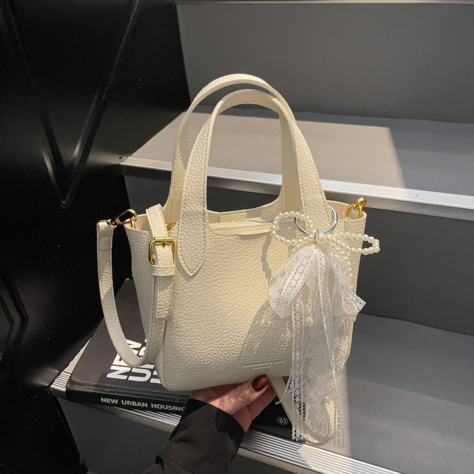 2025 New Western Designer Women's Simple Handheld Bucket Bag New Korean Edition Lychee Pattern Shoulder Bag Crossbody Bag