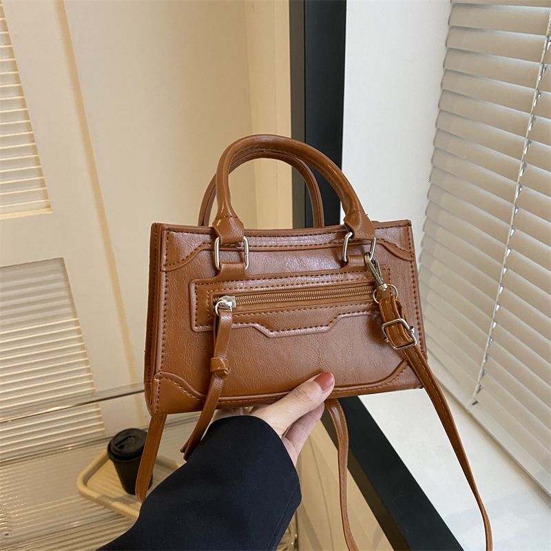 Free Delivery Designer Bag Hand For Women In Winter 2025 New Trendy Fashionable Motorcycle With A Niche And Versatile Texture Instagram Single Shoulde