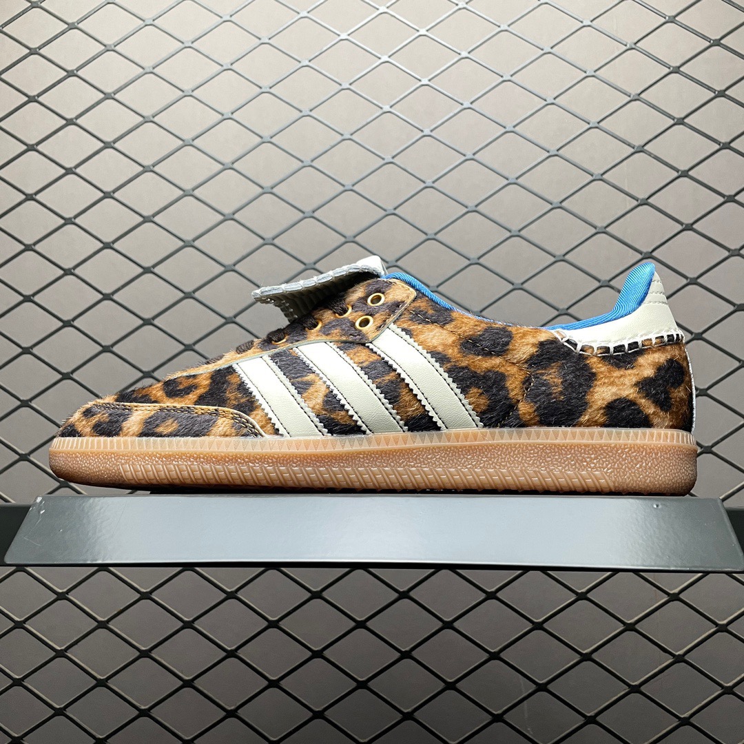 The 2025 new lace-up retro German training casual horsehair sneakers with leopard print are a versatile color combination for both men and women in sports