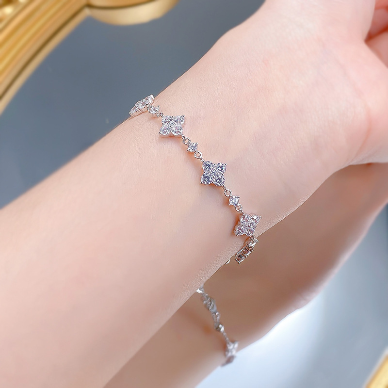 Luxury Women's Adjustable Chain Bracelet: Fine Crafted Silver & Diamond-like Flowers