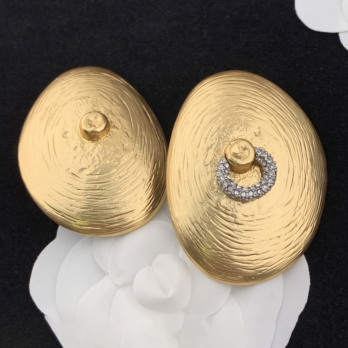 Minimalist Eye Mask Brooch Artistic Theater Style Accessory with Electroplated Finish Modern Fashion Design Jewelry for Bag or Jacket Lapel