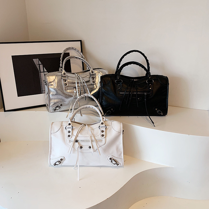 Rivet motorcycle women's new large capacity portable tote bag, high-end single shoulder crossbody bag