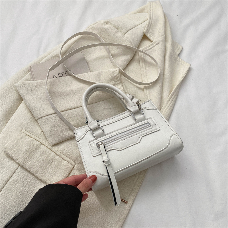 Free Delivery Designer Bag Hand For Women In Winter 2025 New Trendy Fashionable Motorcycle With A Niche And Versatile Texture Instagram Single Shoulde