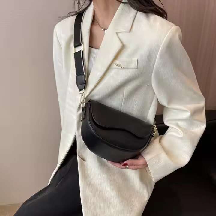 Saddle Shoulder Bag for Women Faux Leather Crossbody Purse with Wide Strap Trendy Underarm Bag Casual Small Messenger Bag for Daily Commuting