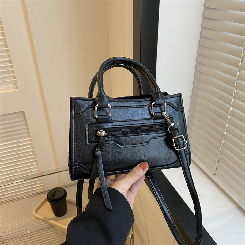 Free Delivery Designer Bag Hand For Women In Winter 2025 New Trendy Fashionable Motorcycle With A Niche And Versatile Texture Instagram Single Shoulde